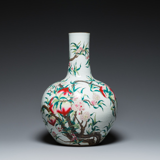 Vase de forme bouteille en porcelaine de Chine famille rose à décor de neuf pêches, marque de Qianlong, 19ème