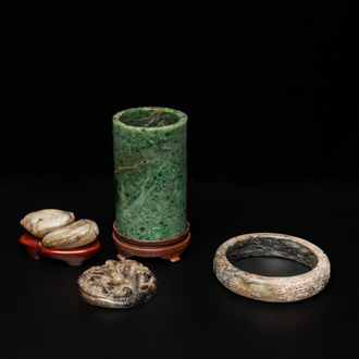 Un pot à pinceaux, un bracelet et deux sculptures en jade, Chine, 19/20ème