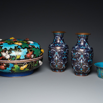 A pair of Chinese cloisonné vases, a large covered box and a bowl, 19/20th C.