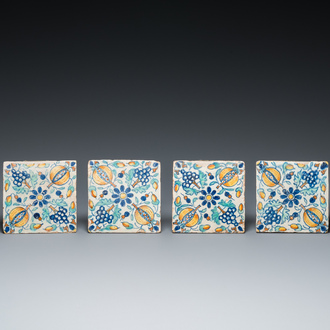 Quatre carreaux de petit format en faïence polychrome de Delft à décor de raisins et de grenades, 1ère moitié du 17ème