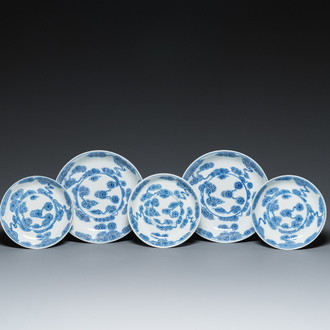 Deux plats et trois assiettes en porcelaine de Chine en bleu et blanc à décor de nuages, 19ème