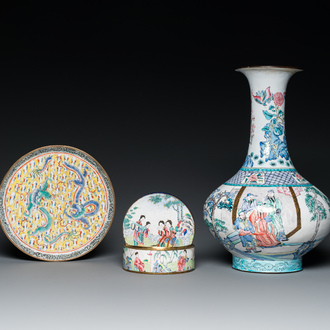 Un vase, une boîte couverte et une coupe aux dragons en émaux de Canton, Qianlong et postérieur