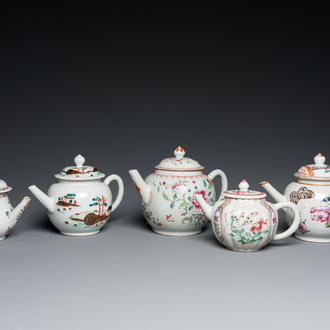 Cinq théières en porcelaine de Chine famille rose, Yongzheng/Qianlong