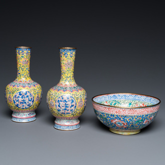 Une paire de vases et un bol en émaux de Canton, Chine, Yongzheng/Qianlong