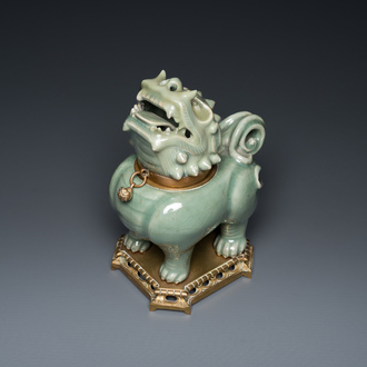 Brûle-parfum en porcelaine de Chine céladon de Longquan en forme de luduan sur socle en bronze doré, Ming