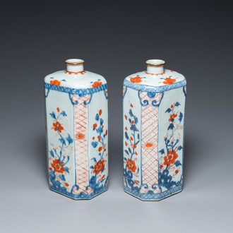 Paire de bouteilles de forme octagonale en porcelaine de Chine de style Imari, Kangxi