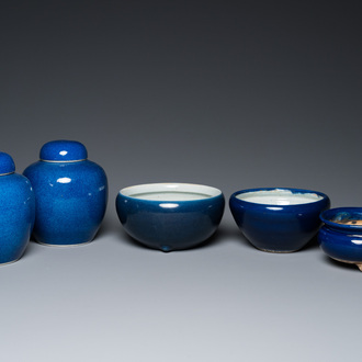 Une paire de pots couverts et trois brûle-parfums en porcelaine de Chine en bleu monochrome, 19/20ème
