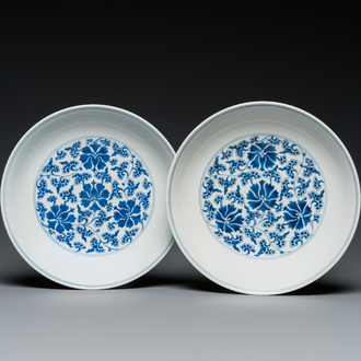 Deux assiettes en porcelaine de Chine en bleu et blanc, marque et époque de Qianlong