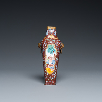 Vase de forme carrée en émaux de Canton ou Pékin à décor d'Européens, marque et probablement époque de Qianlong