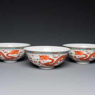 Trois bols en porcelaine de Chine famille rose à décor de dragons, marque de Qianlong, 19/20ème