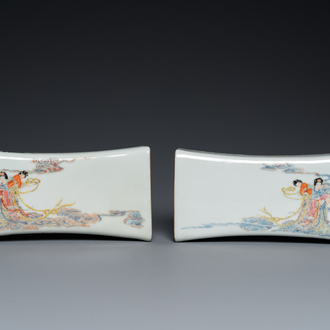 Paire de repose-têtes en porcelaine de Chine famille rose, République