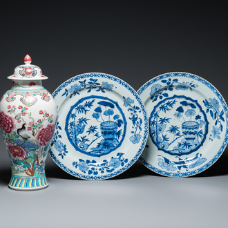 Une paire de plats en porcelaine de Chine en bleu et blanc et un vase de style famille rose par Samson, Qianlong et 19ème