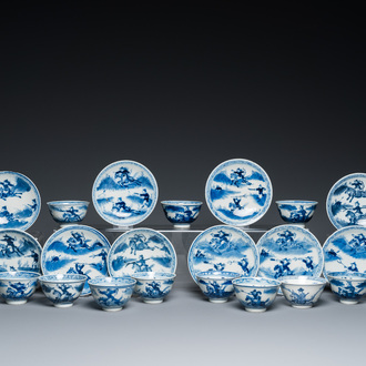 13 Chinese blauw-witte koppen en 10 schotels met een konijnenjacht, Qianlong merk, 19e eeuw