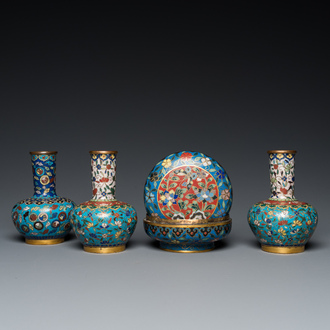 Drie Chinese cloisonné vazen en een dekseldoos, 19/20e eeuw