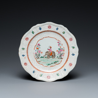 Une assiette en porcelaine de Chine famille rose à décor d’un cornac sur son éléphant, Qianlong
