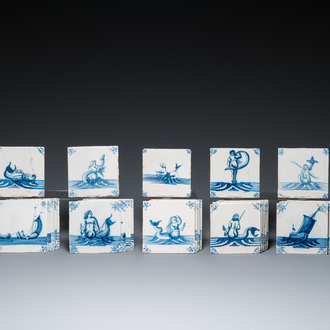 30 carreaux en faïence de Delft en bleu et blanc à décor de monstres marins et de navires, 18ème