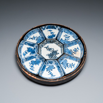 Service à mendiants de neuf pièces en porcelaine Arita de Japon en bleu et blanc dans sa boîte en laque, Edo, 17/18ème