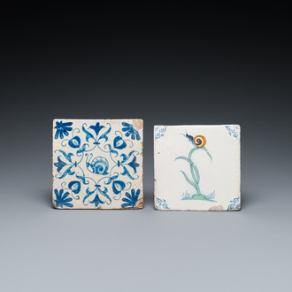 Deux carreaux à décor d'escargots en faïence de Delft polychrome et en bleu et blanc, 17ème