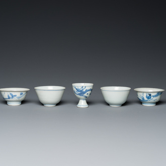Quatre bols et trois bols sur talon en porcelaine de Chine en bleu et blanc de l'épave 'Hatcher', époque Transition