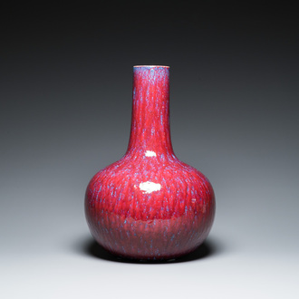 Grand vase de forme bouteille en porcelaine de Chine à émail flambé, 19/20ème