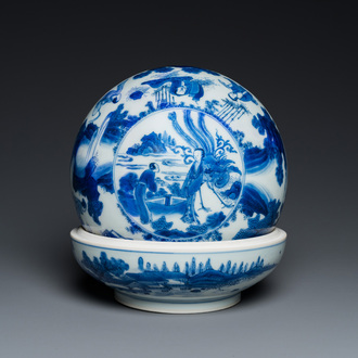 Boîte couverte en porcelaine de Chine en bleu et blanc figurant un fenghuang, époque Transition