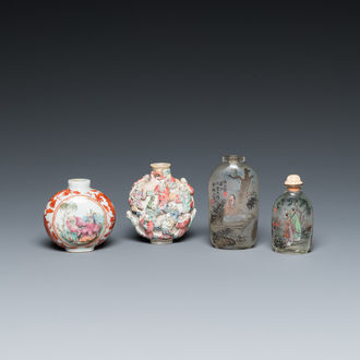 Quatre tabatières en porcelaine de Chine famille rose et en verre peint à l'intérieur, 19/20ème