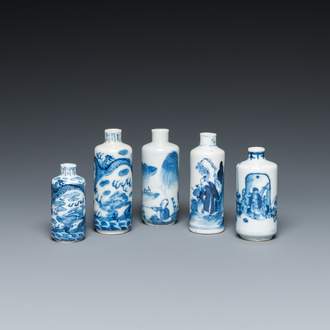 Cinq tabatières en porcelaine de Chine en bleu et blanc, 19ème