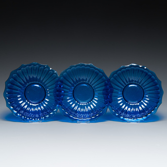 Drie Chinese borden in blauw Peking glas, 19/20e eeuw
