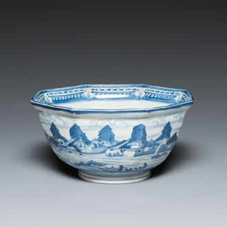 Bol de forme octogonale en porcelaine Arita de Japon en bleu et blanc d'après van Frytom, Edo, 18ème