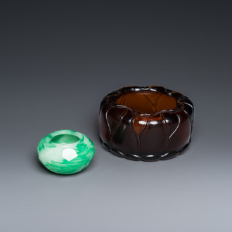 Twee Chinese penselenwassers in amberkleurig en faux jadeiet Peking glas, 19/20e eeuw