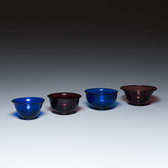 Quatre bols en verre bleu de Pékin, Chine, Qing