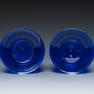 Een paar Chinese borden in blauw Peking glas, 18/19e eeuw