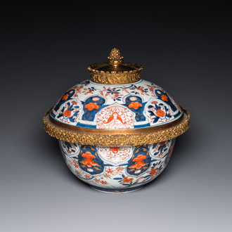 Grand bol couvert en porcelaine Imari de Japon à monture en bronze doré, Edo, 18ème