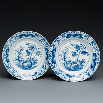 Paire d'assiettes en porcelaine de Chine en bleu et blanc à décor de bambou, marque de Chenghua, Kangxi