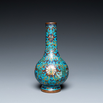 Vase de forme bouteille en émaux cloisonnés, marque et peut-être époque de Qianlong