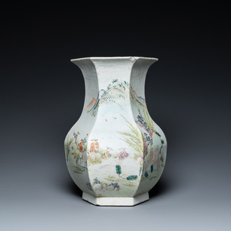 Vase de forme 'hu' hexagonale en porcelaine de Chine qianjiang cai, signé Yi Long 義隆 et daté 1900
