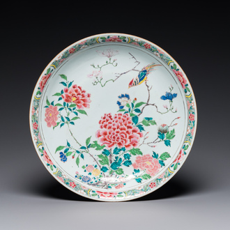 Plat en porcelaine de Chine famille rose à décor d'un oiseau parmi des branches fines fleuries, Yongzheng