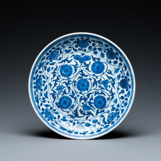 Plat en porcelaine de Chine en bleu et blanc à décor de rinceaux de lotus, Qianlong