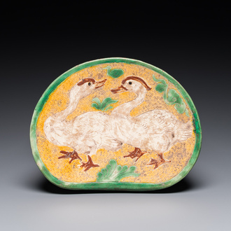 Repose-tête en grès porcelaineux à émail sancai à décor de canards mandarins, peut-être fours Dangyangyu, Henan, Song ou postérieur