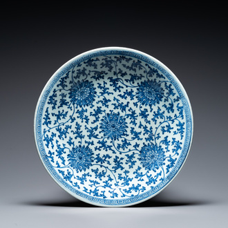 Een Chinese blauw-witte 'lotus' schotel, Qianlong merk en periode