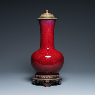 Vase de forme bouteille en porcelaine de Chine à émail flambé monté en lampe, 19ème
