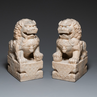 Een paar grote Chinese boeddhistische leeuwen in wit marmer, 19e eeuw