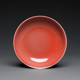 Assiette en porcelaine de Chine en rouge de cuivre monochrome, marque de Zhong Guo Jing De Zhen Zhi 中國景德鎮製, datée 1954