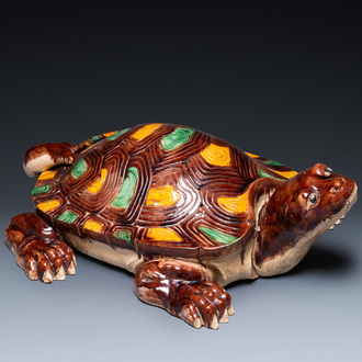 Een zeer grote Chinese sancai-geglazuurde schildpad, 20e eeuw