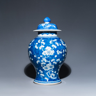 Vase couvert en porcelaine de Chine en bleu et blanc à décor de prunus sur glace pilée, Kangxi
