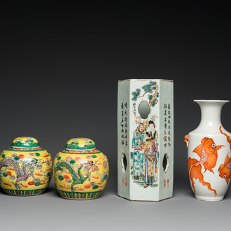 Une paire de pots couverts aux dragons, un vase aux poissons rouges et un porte-chapeau en qianjiang cai, Chine, 19/20ème