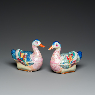 Paire de terrines couvertes en forme de canards en porcelaine de Chine famille rose, Qianlong