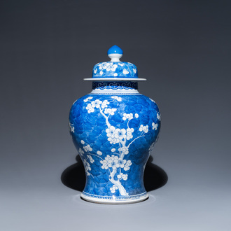 Vase couvert en porcelaine de Chine en bleu et blanc à décor de prunus sur glace pilée, Kangxi