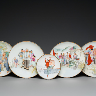 Cinq plats en porcelaine de Chine à décor de la Révolution Culturelle, signés Wu Kang 吳康, Zhang Wenchao 章文超 et Zhao Huimin 趙惠民, datés '72 et '75