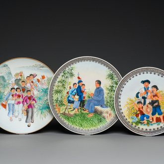 Trois plats en porcelaine de Chine à décor de la Révolution Culturelle, deux signés Wu Kang 吳康 et datés 1968 et 1973